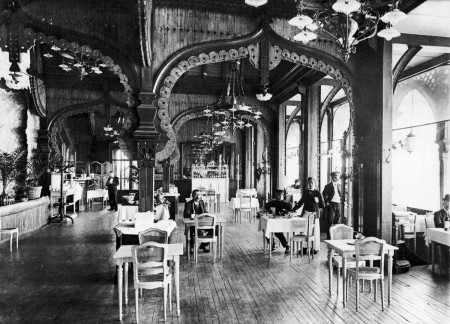 Der Speisesaal um 1889–1890