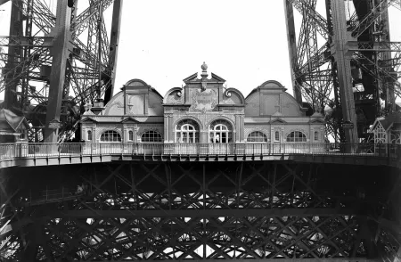 Restaurant de la tour Eiffel à l'époque